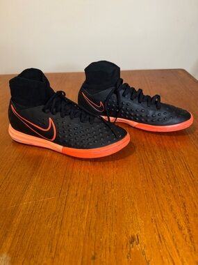 Nike MagistaX Proximo ll lC High-Top Indoor Soccer Shoes Sz US 6Y Women’s 7.5